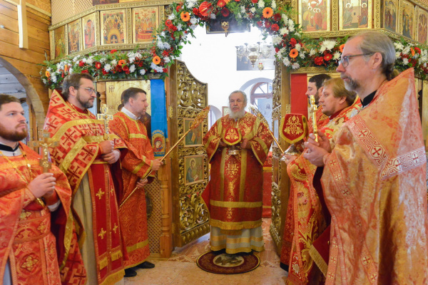 Архиерейское богослужение в Георгиевском храме поселка Монино 